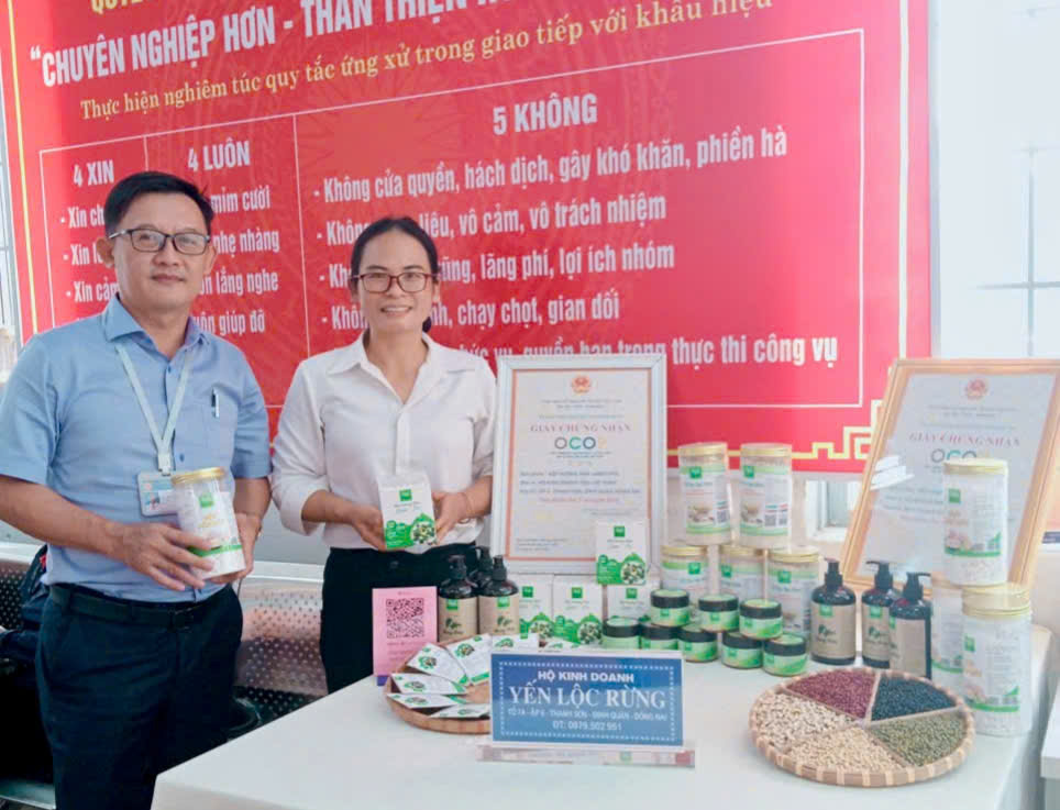 Chị Yến và gian hàng Yến Lộc Rừng tại sự kiện trưng bày sản phẩm và chứng nhận OCOP